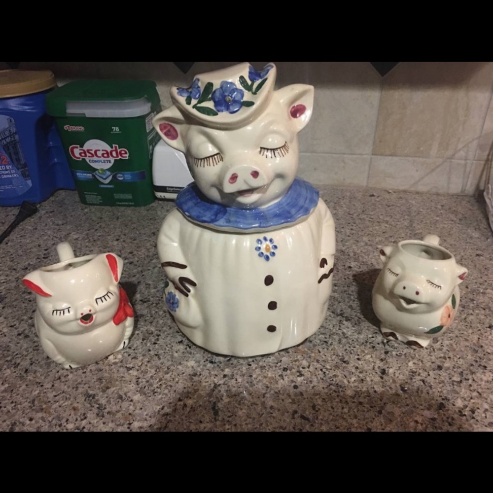 Vintage - 1940s shawnee pottery cookie jar with creamer and sugar cups